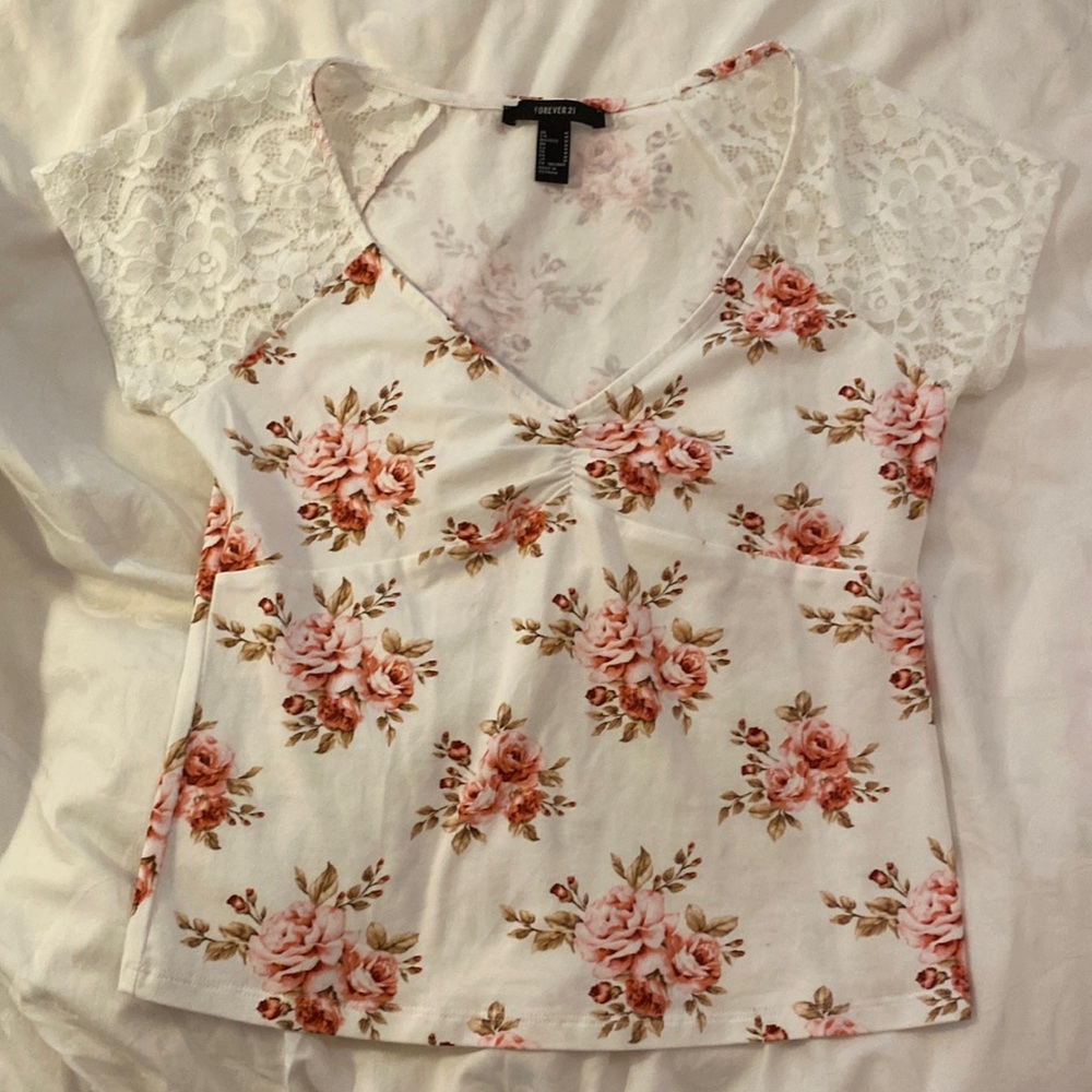 Women’s Forever 21 floral top with lace shoulder accents.